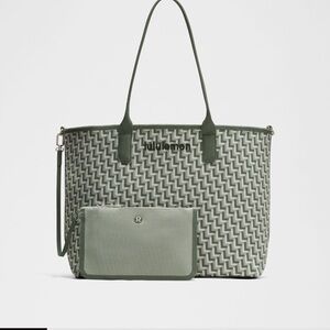 Lululemon classic knit tote bag 18L